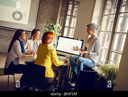 Las mujeres en el lugar de trabajo presenta ideas de uno a otro para nuevos negocios Foto de stock