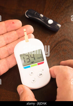 Medidor del nivel de glucosa en la sangre usada por los diabéticos para  medir el nivel de azúcar en la sangre Fotografía de stock - Alamy