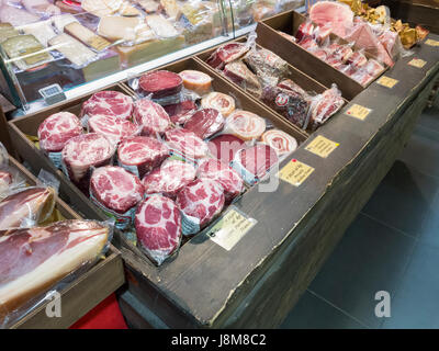 Carnes italianas en la pantalla en una tienda en Italia