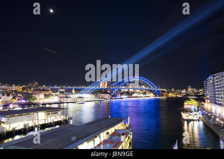 Sydney, Australia, el martes 30 de mayo de 2017.Sydney Harbour Bridge y la vívida luz Sydney mostrar en Circular Quay. Crédito: Martin berry/Alamy Live News Foto de stock