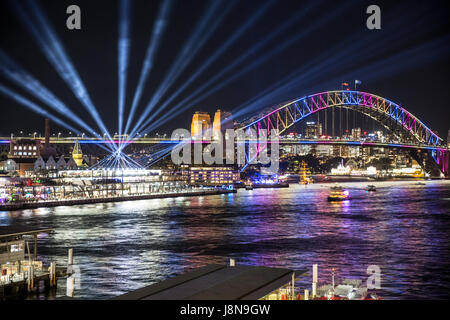 Sydney, Australia, el martes 30 de mayo de 2017.Sydney Harbour Bridge y la vívida luz Sydney mostrar en Circular Quay. Crédito: Martin berry/Alamy Live News Foto de stock