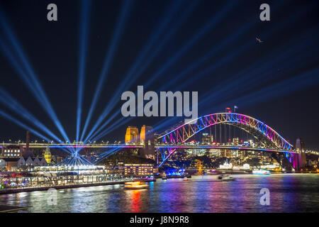 Sydney, Australia, el martes 30 de mayo de 2017.Sydney Harbour Bridge y la vívida luz Sydney mostrar en Circular Quay. Crédito: Martin berry/Alamy Live News Foto de stock