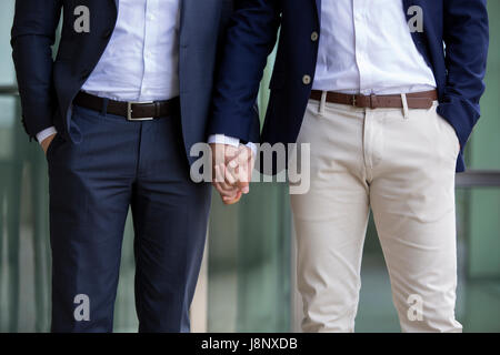 Dos hombres en trajes de pie y mano Foto de stock