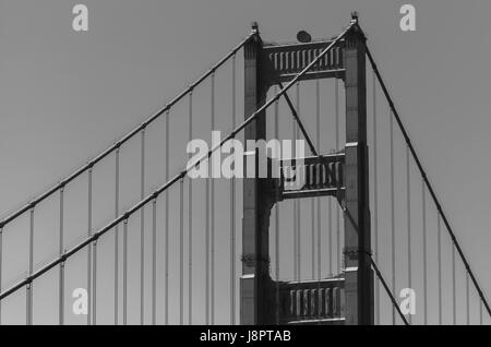 Un primer plano en las estructuras del famoso puente Golden Gate en San Francisco, EE.UU. Foto de stock