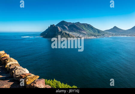 Vista a través de Hout Bay a Harbour Heights en Chapman's Peak Drive, la Península del Cabo, Western Cape, Sudáfrica Foto de stock