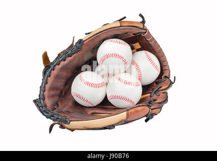 Un guante de béisbol con cuatro pelotas aislado sobre fondo blanco. Foto de stock