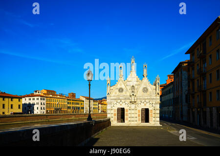 Pisa, Santa Maria della Spina pequeña iglesia gótica, río Arno lungarno vista. Toscana, Italia, Europa. Foto de stock