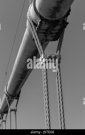 Un primer plano en el cable de suspensión del puente Golden Gate, EE.UU. Foto de stock