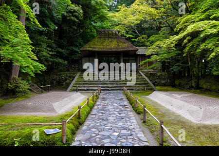 Jardín Zen Tradicional Japonés En Una Casa Fotos, retratos, imágenes y  fotografía de archivo libres de derecho. Image 94960742