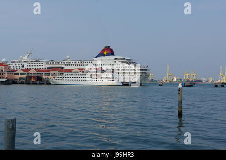 GEORGETOWN, Penang, Malasia - 18 de abril de 2016. Un crucero desde la línea superstar junto a Pier en Georgetown Penang. Foto de stock