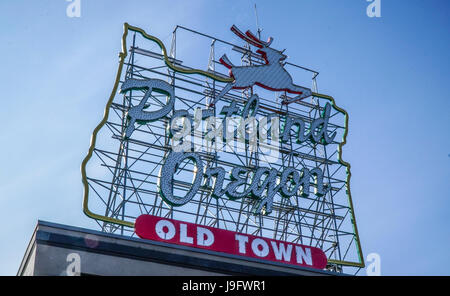 Portland Oregon enorme signo Old Town - Portland, Oregon - El 16 de abril, 2017