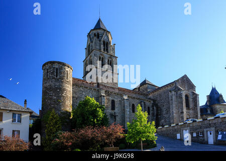 Francia, Correze, Uzerche, iglesia Saint Pierre Foto de stock