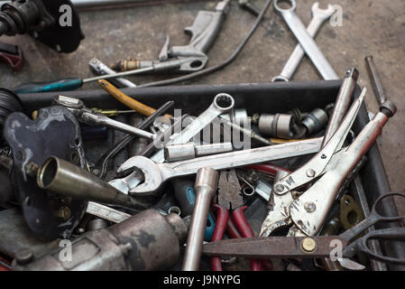 Desorden de herramientas de taller Fotografía de stock - Alamy
