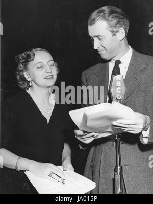Margaret Truman, hija del presidente Harry S. Truman, confiriendo con el actor Jimmy Stewart antes los dos aparecieron juntos en un drama de radio, Hollywood, CA, el 04/01/1951. Foto de stock
