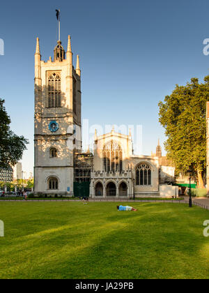 Londres, Inglaterra - Julio 19, 2016: Los turistas y los viajeros paseo pasando por la Iglesia de St Margaret en Parliament Square, Westminster. Foto de stock