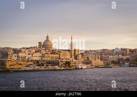 Valletta skyline al atardecer con basílica, visto desde Sliema, Malta Foto de stock