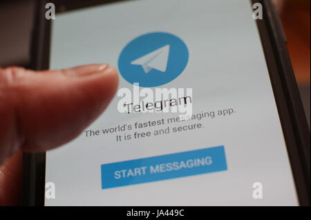 Una vista del telegrama messaging app, que permite a los usuarios de teléfonos móviles para enviar mensajes cifrados, Londres. Foto de stock