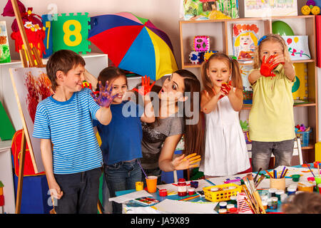 Los pequeños estudiantes chica finger painting en clase en la escuela de arte. Foto de stock