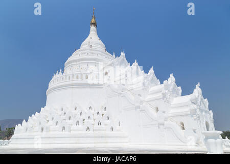 Hsinbyume (también conocido como Pagoda Myatheindan) es una gran pagoda blanca en Mingun, cerca de Mandalay en Myanmar. Foto de stock