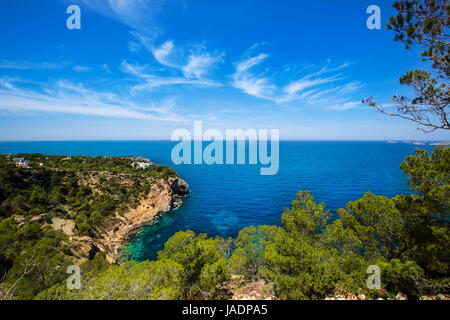 Cala Vedella Vadella Ibiza con el mar Mediterráneo en las Islas Baleares Foto de stock