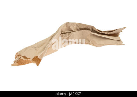 Ein Stück zerknülltes braunes Packpapier, Freigestellt auf weißem Hintergrund - Trozo de papel de embalar marrón aislado sobre fondo blanco.