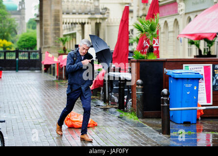 Brighton, Reino Unido. 6 de junio de 2017. Es una lucha caminando con un paraguas a través de Brighton como tormentas con fuertes vientos y lluvias torrenciales golpean la costa sur de Bretaña hoy con más inestable previsión meteorológica para los próximos días de crédito: Simon Dack/Alamy Live News Foto de stock