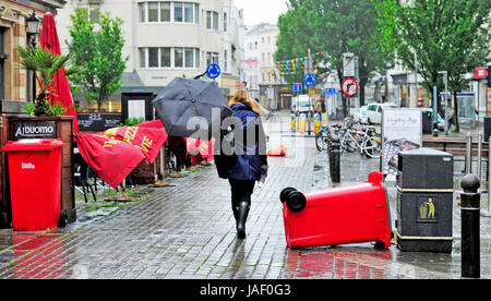 Brighton, Reino Unido. 6 de junio de 2017. Es una lucha caminando con un paraguas a través de Brighton como tormentas con fuertes vientos y lluvias torrenciales golpean la costa sur de Bretaña hoy con más inestable previsión meteorológica para los próximos días de crédito: Simon Dack/Alamy Live News Foto de stock