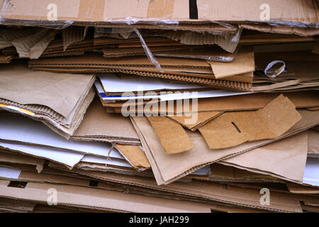 Reciclaje cajas de cartón apiladas en un montón Foto de stock