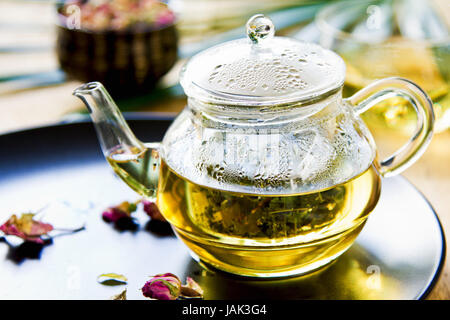 Verbena, menta y capullos de rosa como mezclar té de hierbas en una olla de té