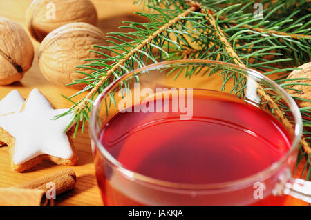 Mit Weihnachtsdekoration Tasse Tee und Holztisch