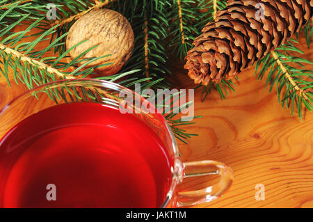 Mit Weihnachtsdekoration Tasse Tee und Holztisch