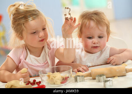 Los niños,cocina,poco lugares bake, Foto de stock