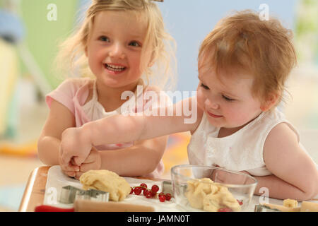 Los niños,cocina,poco lugares bake, Foto de stock