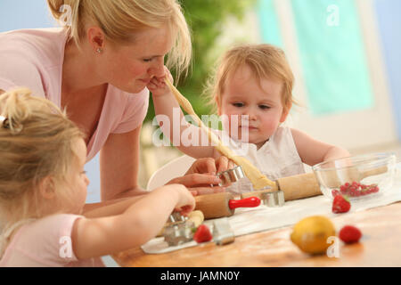 Cocina,madre,hijos,poco lugares bake, Foto de stock