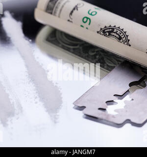 Mit geldschein drogen und rasierklinge auf der Spiegel kokain sucht abhängig ilegal Foto de stock