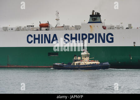CSCC Tianjin vehículo portador opera fuera de los muelles de Southampton Foto de stock