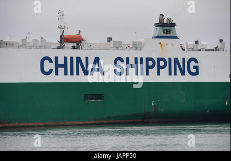 CSCC Tianjin vehículo portador opera fuera de los muelles de Southampton Foto de stock
