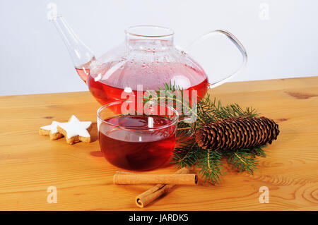 Tee Tasse, Teekanne und Dekoration auf Holztisch Adviento