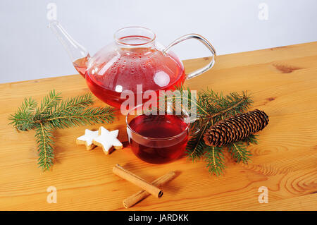 Tee Tasse, Teekanne und Dekoration auf Holztisch Adviento