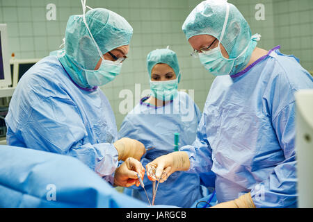 Equipo de cirujanos y enfermeros de realizar cirugía mínimamente invasiva laparoscópica Foto de stock