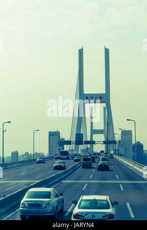 Puente de Nanpu, un puente suspendido con semi-ventilador y sistema de hormigón reforzado con acero puente compuesto, Distrito de Pudong, Shanghai, China Foto de stock