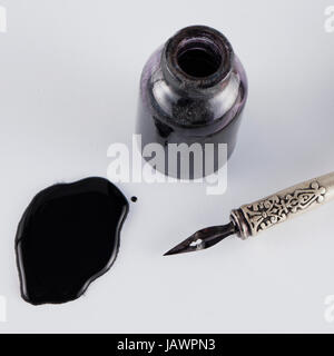 Lápiz y tinta negra sobre la hoja blanca de papel Foto de stock