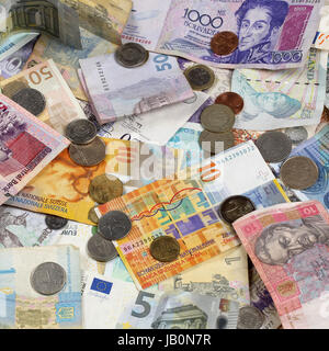 Münzen und Geldscheine wie Euro, Pfund, Schweizer Franken, Rubel und Kronen