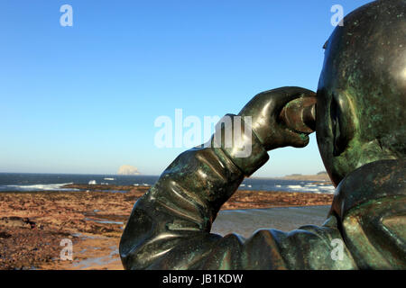 El Observador, estatua de bronce, Scottish Seabird Centre, el puerto, North Berwick, Scotland, Reino Unido Foto de stock