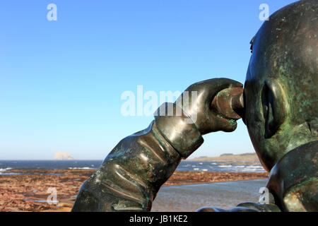 El Observador, estatua de bronce, Scottish Seabird Centre, el puerto, North Berwick, Scotland, Reino Unido Foto de stock
