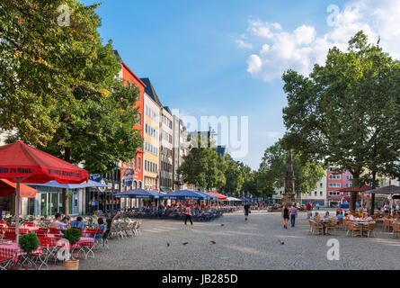 Cafés en la antigua plaza del mercado (Alter Markt), el Altstadt, Colonia, Alemania Foto de stock