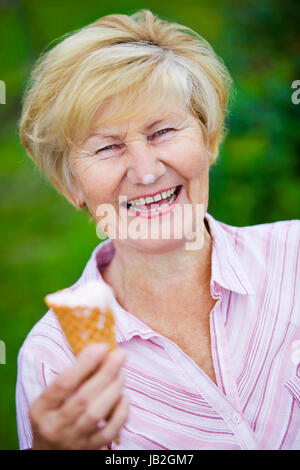 Contentamiento. Jubilosa celebración Ice-Cream extáticas anciana y riendo Foto de stock