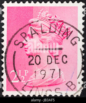 Reino Unido - circa 1972: un sello impreso en el Reino Unido muestra a la Reina Elizabeth en rosa, circa 1972