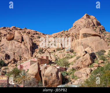 Pueblo marroquí entre las rocas, cerca de Tafraout en la parte central de las montañas Anti-Atlas, Tiznit provincia, región de Souss-Massa, Marruecos Foto de stock