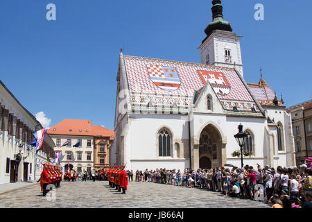 ZAGREB, CROACIA - Junio 03, 2017: los turnos de los guardias ceremonia en la Plaza de San Marcos en Junio 03, 2017 en Zagreb. Foto de stock